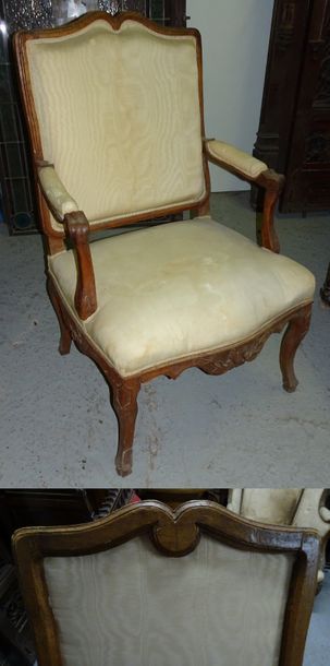 Fauteuil à la Reine en bois mouluré, à dossier...