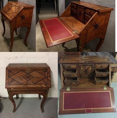 Bureau de pente à décor de croix de Malte...