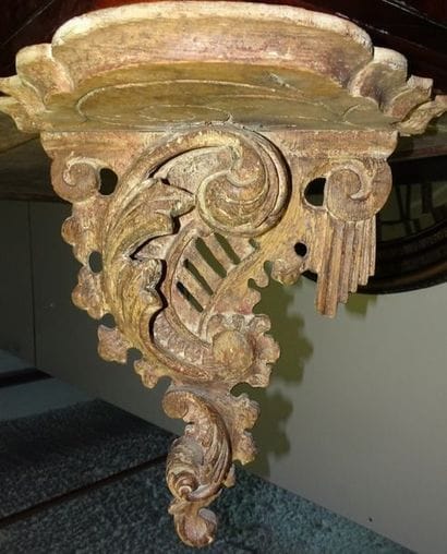 Petite console d'applique en bois sculpté...