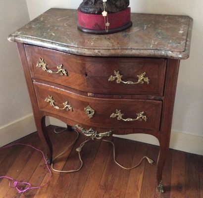 Commode en bois naturel et bois de placage...