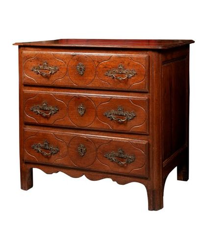 Petite commode, dite parisienne, en chêne...