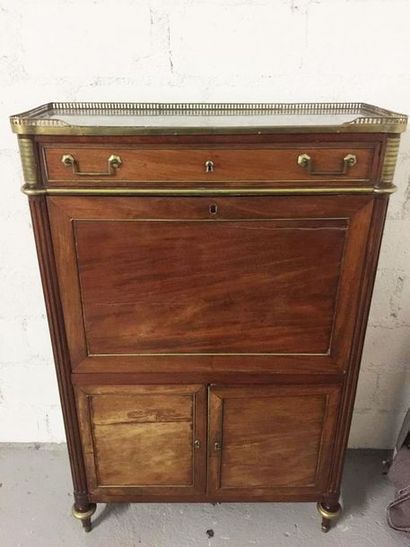 Secrétaire en armoire en acajou blond massif...