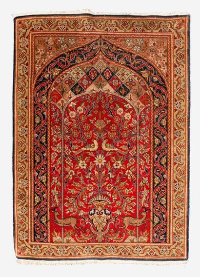 Tapis en laine et soie à décor de mihrab,...