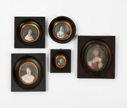 Cinq miniatures de portrais en buste :

-...