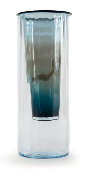 GEORGE Eve (née en 1992)
Moire, bleu océan.
Vase...