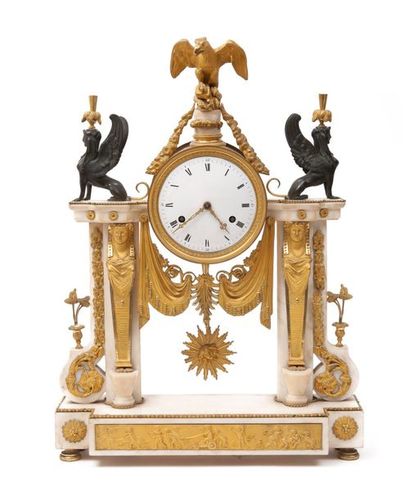 PENDULE PORTIQUE en marbre blanc et bronze...