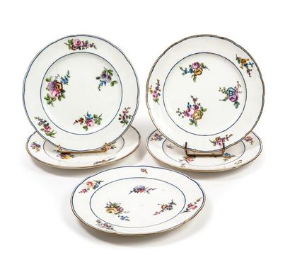 SÈVRES
Cinq assiettes en porcelaine tendre...