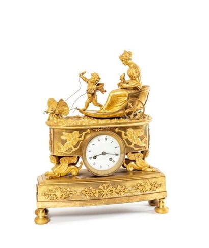 Pendule en bronze doré sommée du char de...