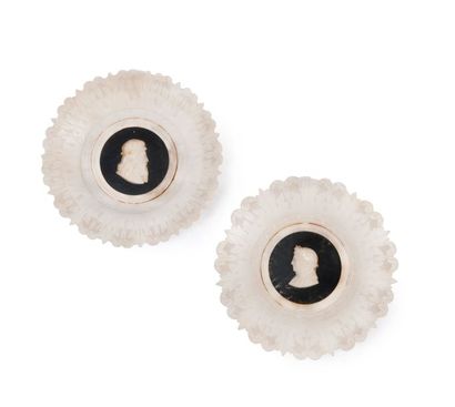 Paire de plats décoratifs en albâtre, l'aile...