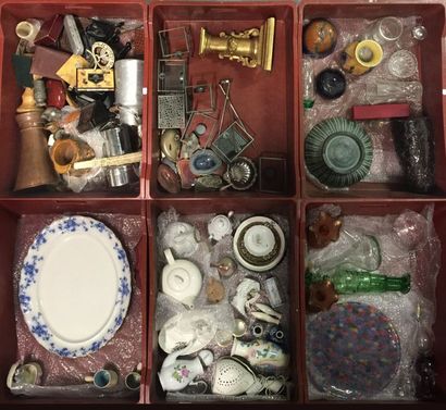 
6 mannettes d'objets divers, verreries,...