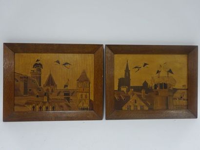 Deux panneaux marquetés de bois foncés, l'un...