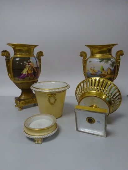 Ensemble de porcelaine comprenant 4 pièces...