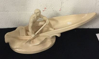 Homme dans un canoë.

Sujet en faïence crème.

Petits...