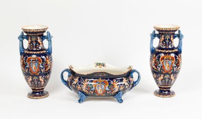 GIEN


Jardinière et paire de vases en balustre...