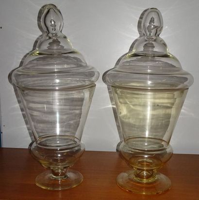 Deux grandes bonbonnières sur piédouche en...