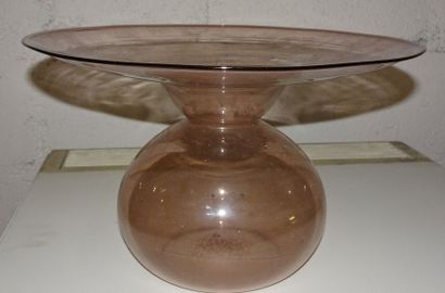 Grand vase crachoir en verre soufflé brun.

XXème...