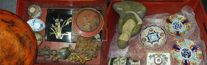 Deux mannettes d'objets asiatiques, dont...