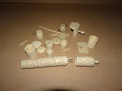 Petit lot de pièces en os.
