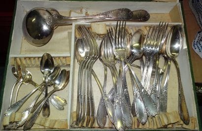 Partie ménagère rocaille en métal argenté,...