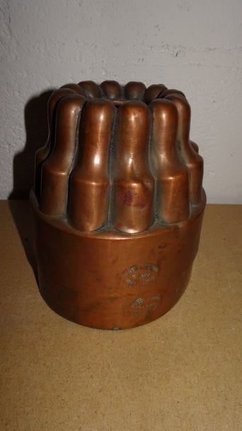 Deux moules à gâteaux en cuivre, emboîtés...