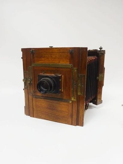 Chambre photographique en bois de placage...