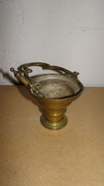 Petit seau à eau bénite et un goupillon en...
