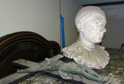 Deux sculptures :

- Buste de Pierrot en...