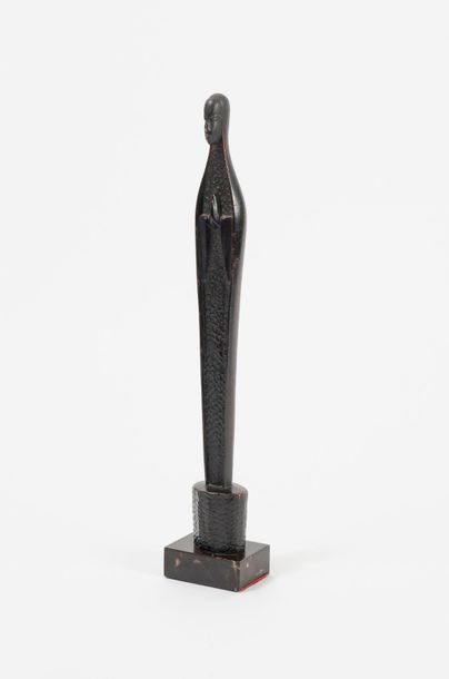 Femme en prière. 

Epreuve en bronze à patine...