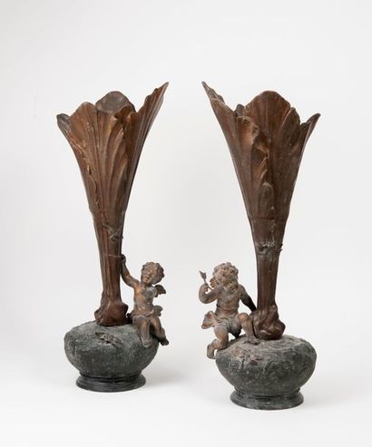 Paire de vases en régule aux amours et libellules....