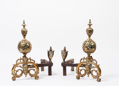 Chenets en fer forgé et laiton à décor ajouré...