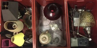 
3 caisses de verreries ou de lampes.
