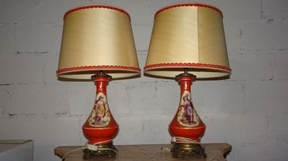 Paire de vase en verre opalin peint en rouge...