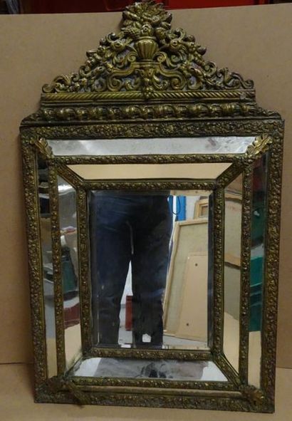 Miroir à fronton à pare-closes et laiton...