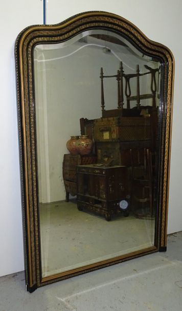 Grand miroir de cheminée à sommet en accolade...