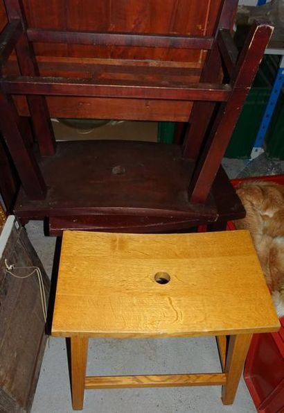 5 tabourets en bois blond ou noirci à assise...