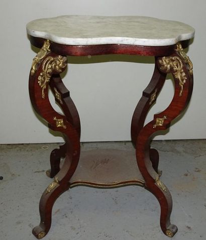
Petite table de salon au plateau violoné...