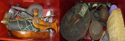 Deux caisses d'objets divers.