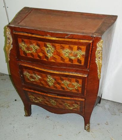 Petite commode d'entre-deux légèrement mouvementée,...