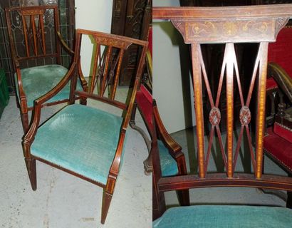 Paire de fauteuils anglais à dossier en treillage...
