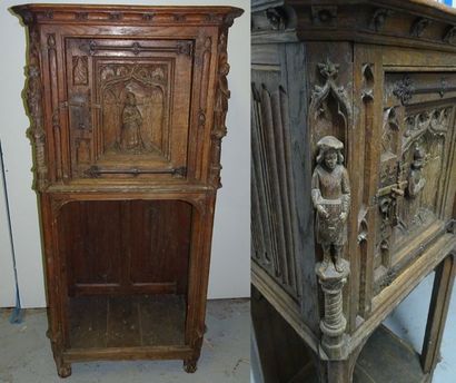 Petit meuble en chêne sculpté ouvrant, en...