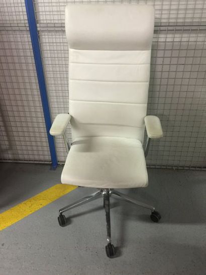 
Trois fauteuils de bureau à haut dossier,...