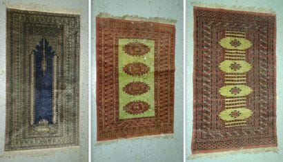 Trois petits tapis :

- un à mihrab bleu.

166...