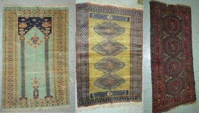 Trois tapis :

- un à mihrab à fond bleu...
