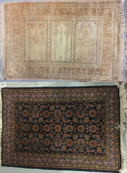 
Deux petits tapis :

- un de tons grèges,...