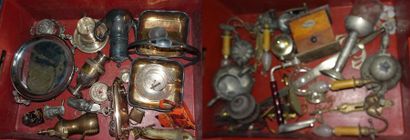 Deux mannettes de métal ou objets divers...