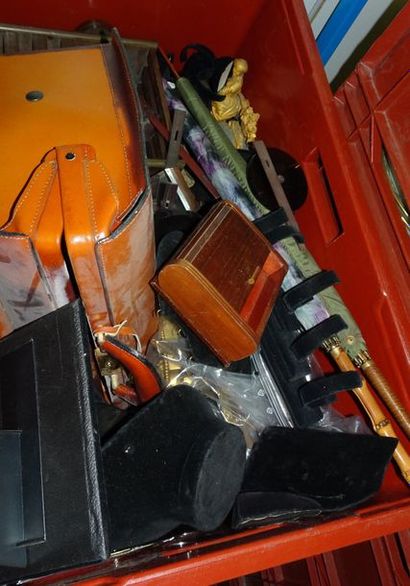 Caisse d'objets divers.