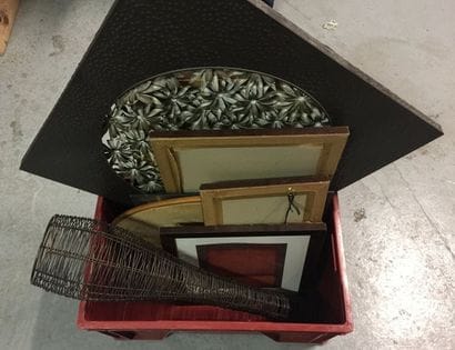 
Caisse de cadres et objets divers.
