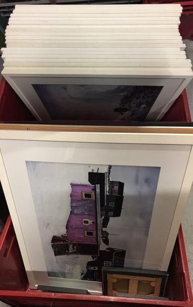 Deux caisses d'estampes, photos ou huiles...