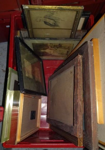 Caisse de tableaux et divers pièces enca...
