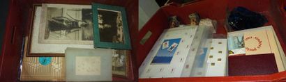 Deux mannettes : 1 de photos & 1 de pin's,...